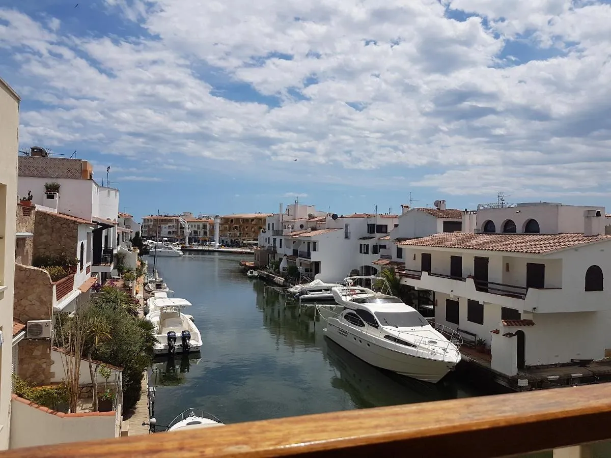 Magnifico Apartamento Junto Al Canal Principal. Empuriabrava